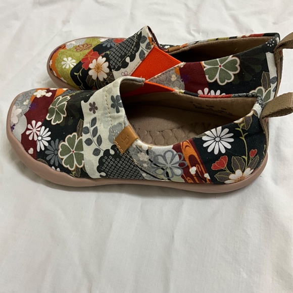 Very cute, nwot, colorful, loafer type shoe. Funky wild colorful - Picture 3 of 7